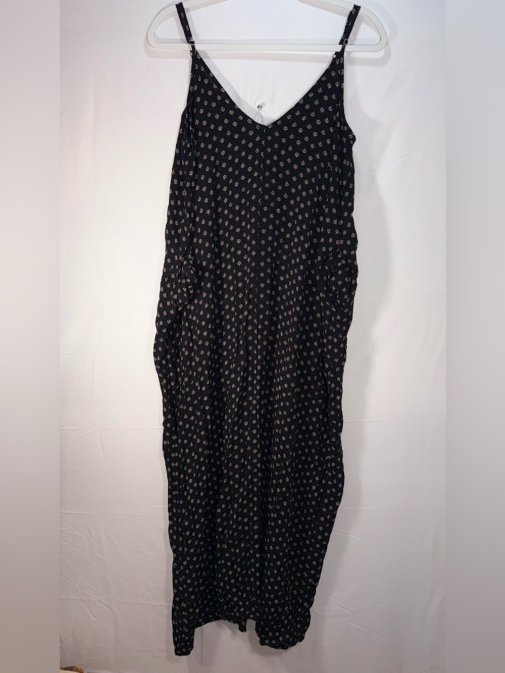 Lulu’s Black Long V-Neck Maxi pattern Flowy Dress with pockets Size S/M